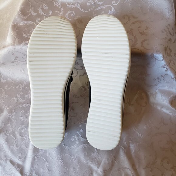 Never worn, Like New.  H monogram Boat Shoes. Black with Gold H - Picture 3 of 7